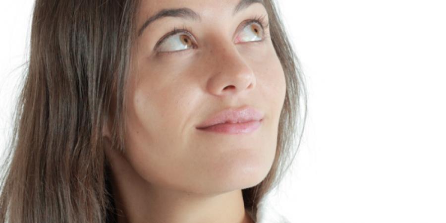 Mujer mirando al cielo