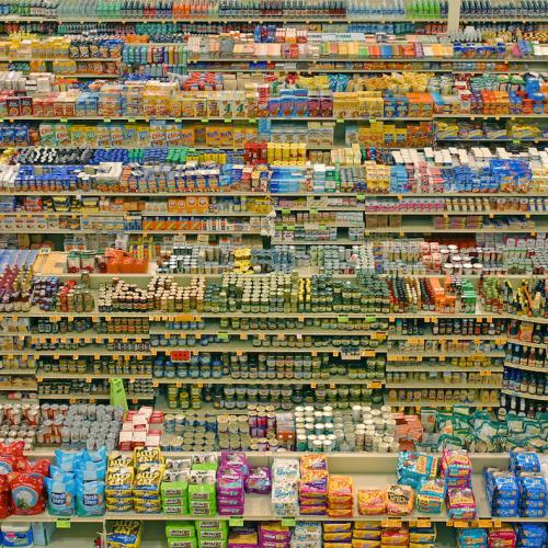 Imagen de las estanterías de un supermercados repletas de productos.
