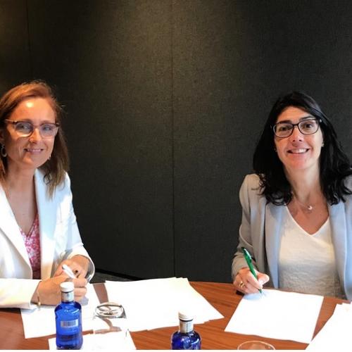 Signatura conveni Mireia Torres (Plataforma Tecnològica del Vi, esquerra) i Carme Sabrí (AgroBank, dreta)